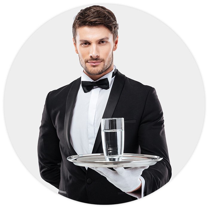 Butler serviert ein Glas Wasser.